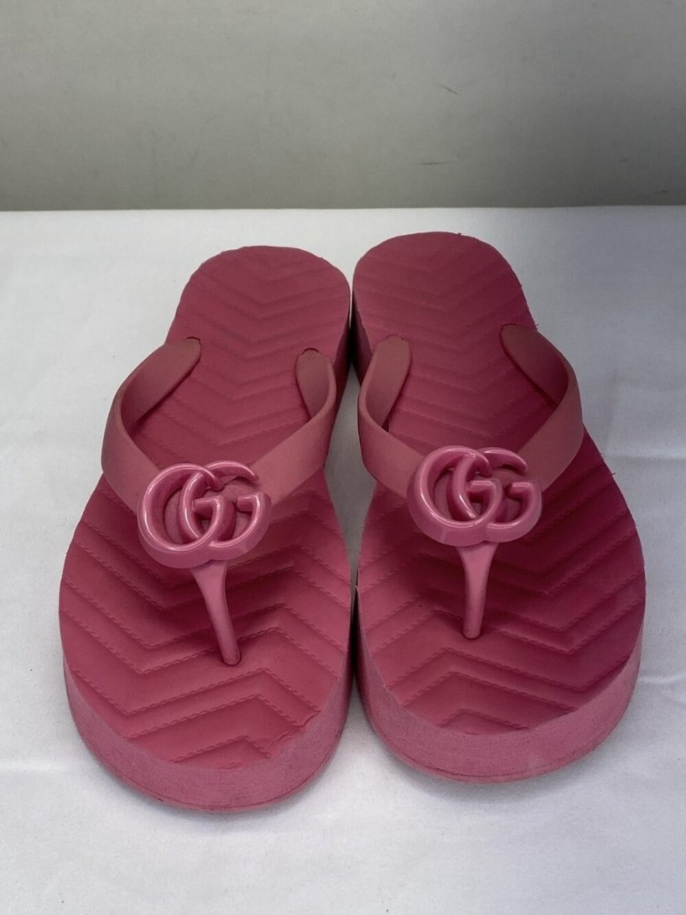 Gucci Womens Sandals Pink Size 7 Chevron Marmont Rubber Thongs Slip-On